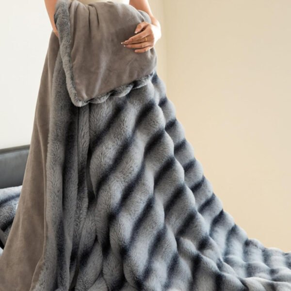 pilkas kailio pledas