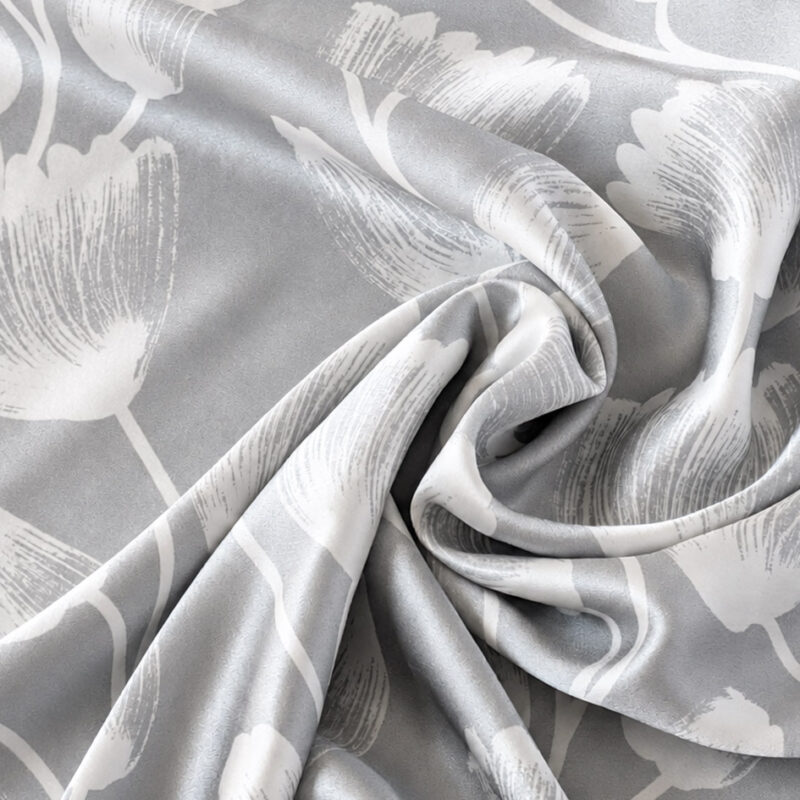 Šilko pagalvės užvalkalo Silver Bloom gėlių rašto detalė