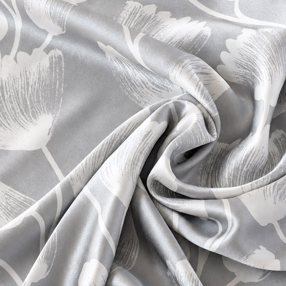 Šilko pagalvės užvalkalo Silver Bloom gėlių rašto detalė